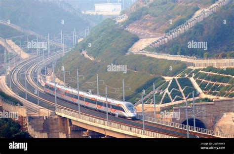 自貢火車通哪些城市 火車軌道上的奇幻旅程